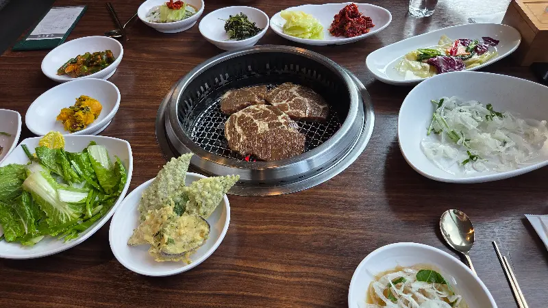 고기와 함께 차려진 풍성한 밑반찬