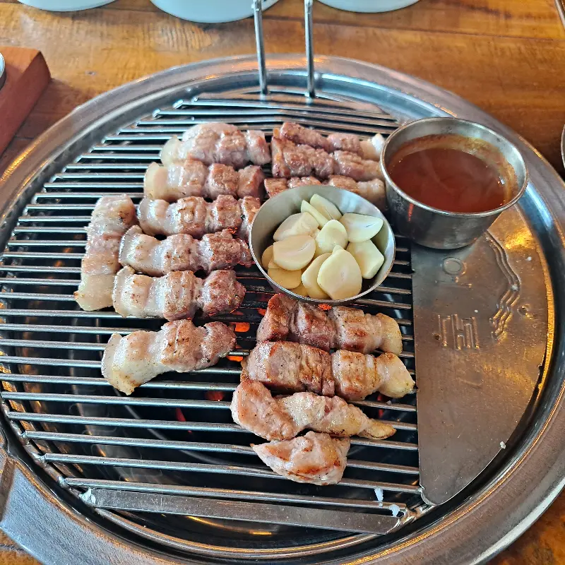 잘 구워진 흑돼지와 멜젓