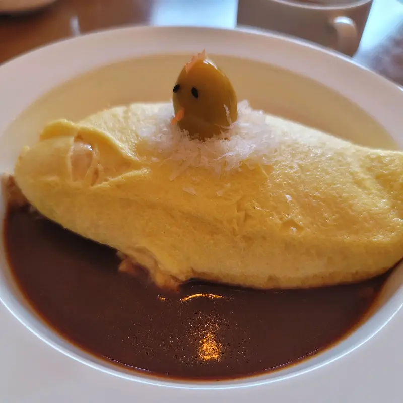 앙증맞은 병아리 메추리알이 올라간 오므라이스