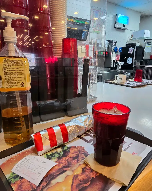 갓 나온 따끈한 징거버거와 콜라