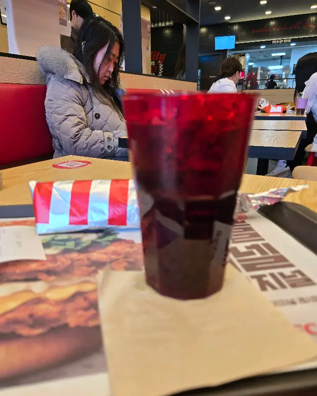 혼자 식사하는 사람들