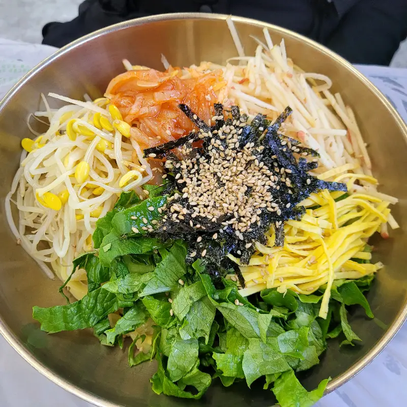 사과 비빔 국수의 아름다운 자태