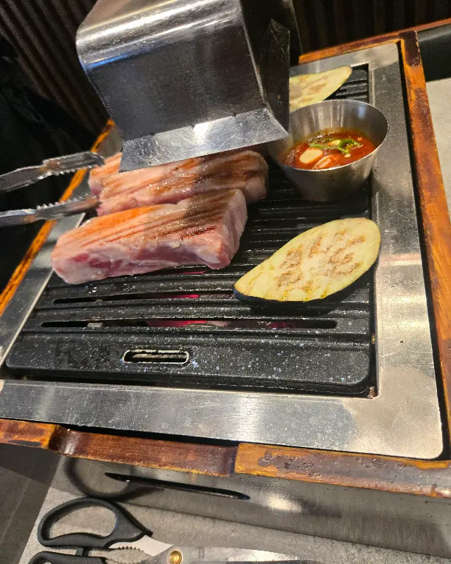 불판 위 고기와 소스