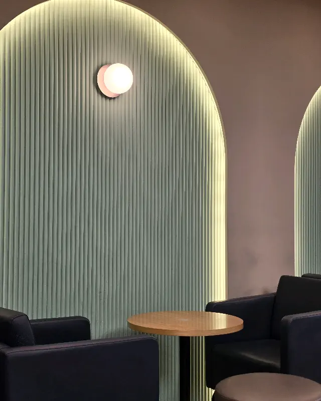 아치형 벽면 디자인과 은은한 간접 조명이 돋보이는 인테리어