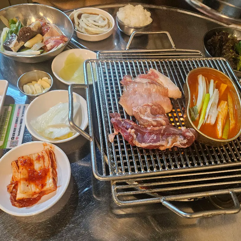 잘 익어가는 특수부위 모듬 구이