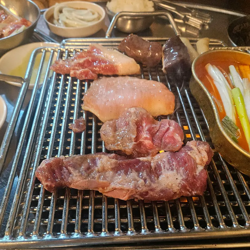 숯불 위에서 익어가는 다채로운 특수부위