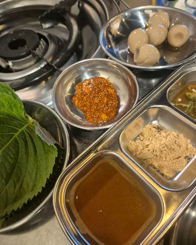 다양한 소스와 밑반찬