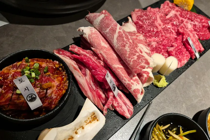 우주화로구이의 아름다운 고기 모듬