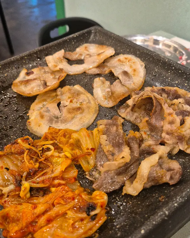 노릇노릇 구워진 대패 삼겹살과 김치
