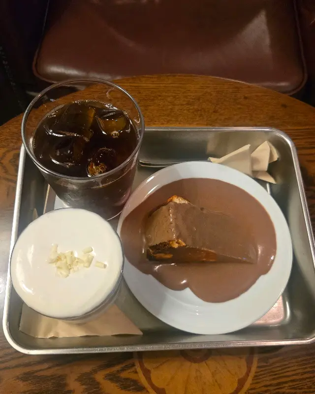 마틸다 초코 케이크와 커피. 촉촉한 초코 케이크와 시원한 커피가 완벽한 조화를 이룬다.