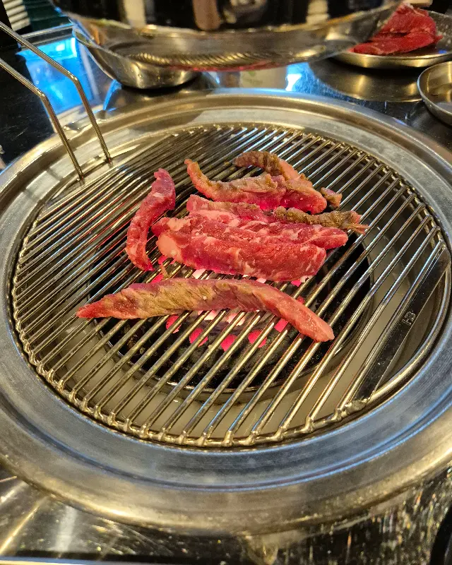 숯불 위에서 익어가는 뒷고기의 모습