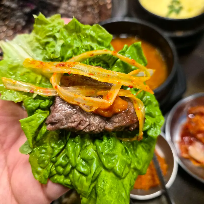 맛있는 식사 후 행복한 미소