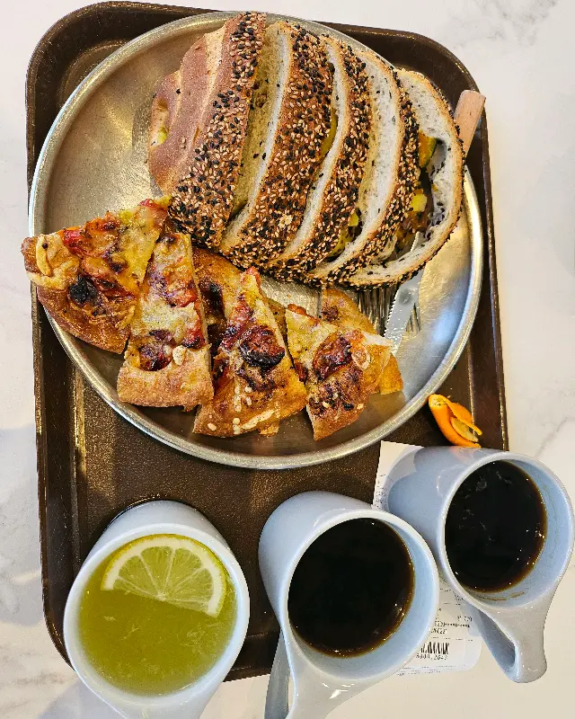 먹음직스러운 빵과 음료