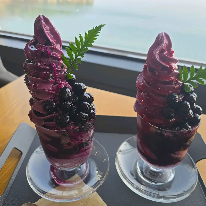 카페에서 바라본 아름다운 바다 풍경