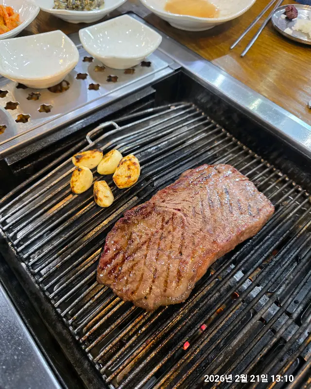 숯불 위에서 맛있게 익어가는 한우