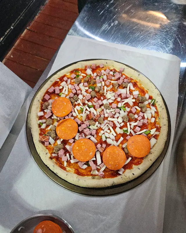 토핑 가득한 피자