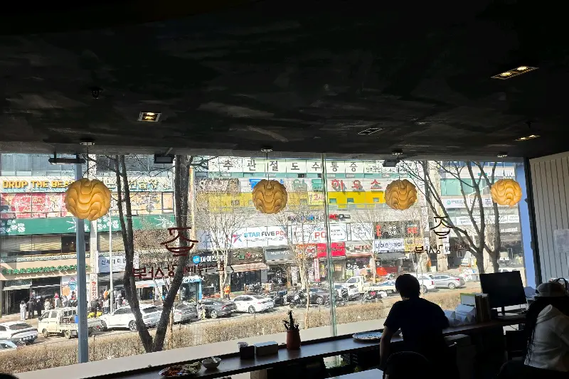 창밖으로 보이는 안산 풍경