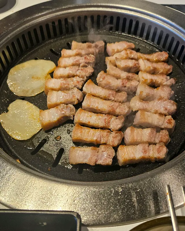 노릇하게 익은 삼겹살