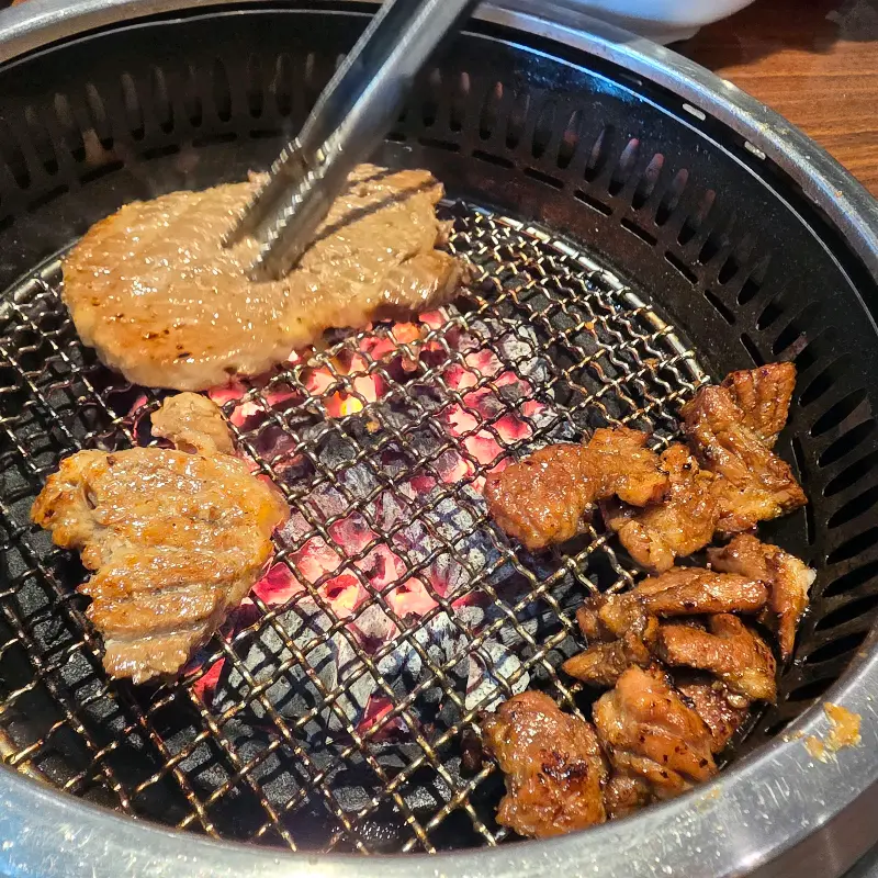 숯불 위에서 구워지는 돼지갈비