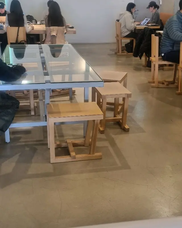 카페 내부 좌석