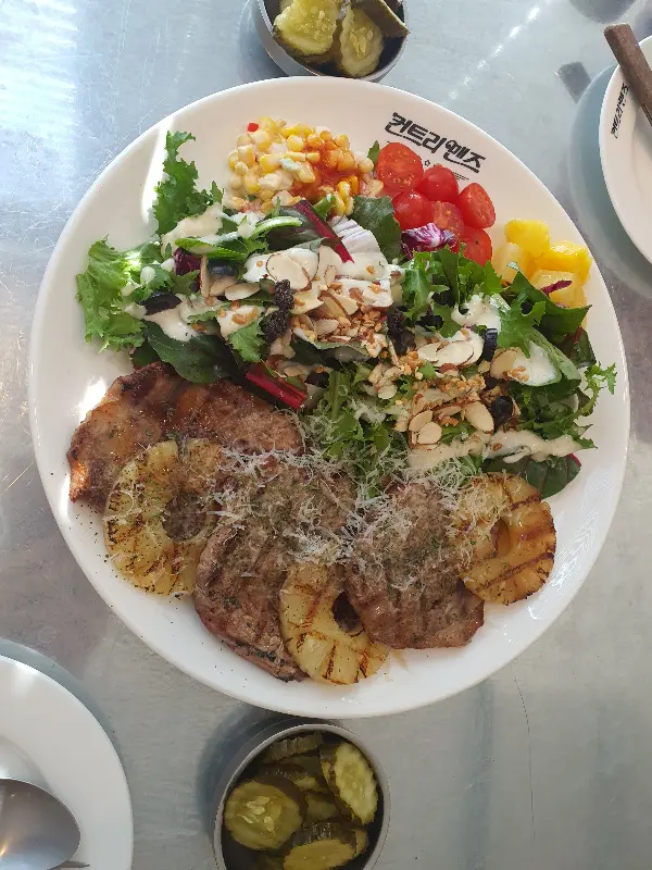 목살 스테이크 샐러드