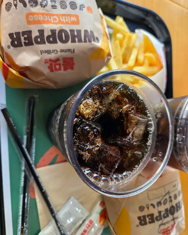 쟁반 위에 놓인 터프큐브 스테이크 버거 세트