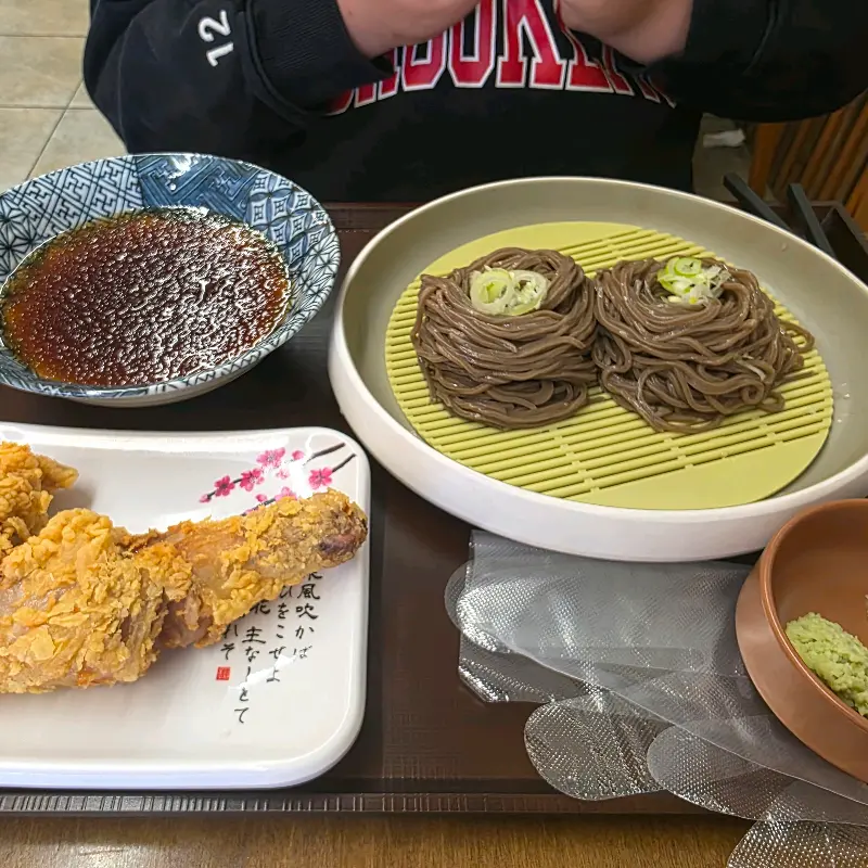 메밀소바와 닭다리튀김