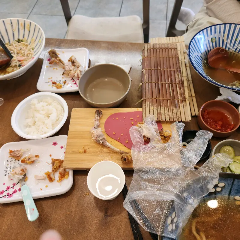 깨끗하게 비워진 그릇