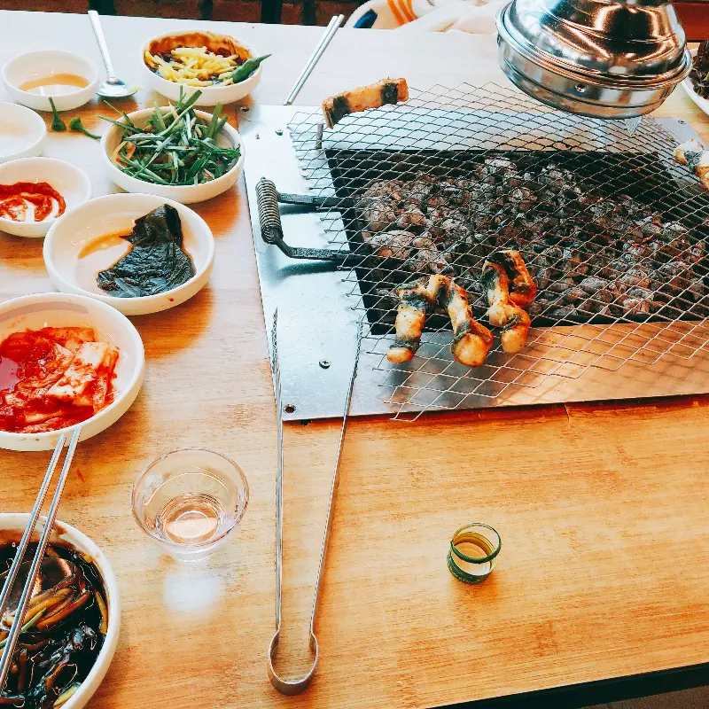 푸짐한 밑반찬과 장어