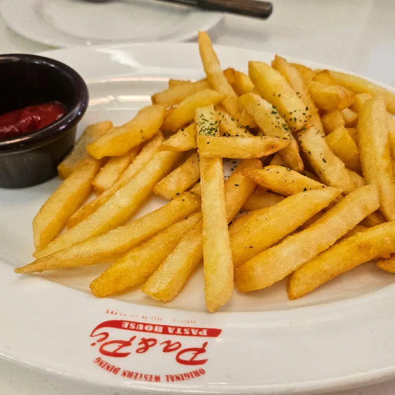 접시에 담긴 감자 튀김과 케첩