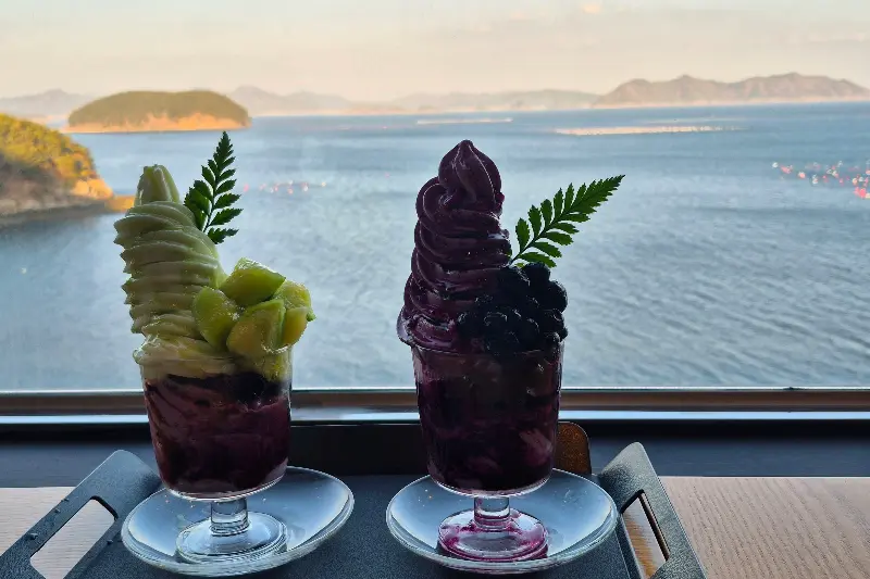 푸른 바다를 배경으로 놓인 두 개의 화려한 스무디