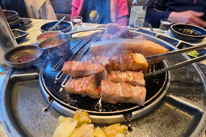 숯불 위에서 구워지는 흑돼지