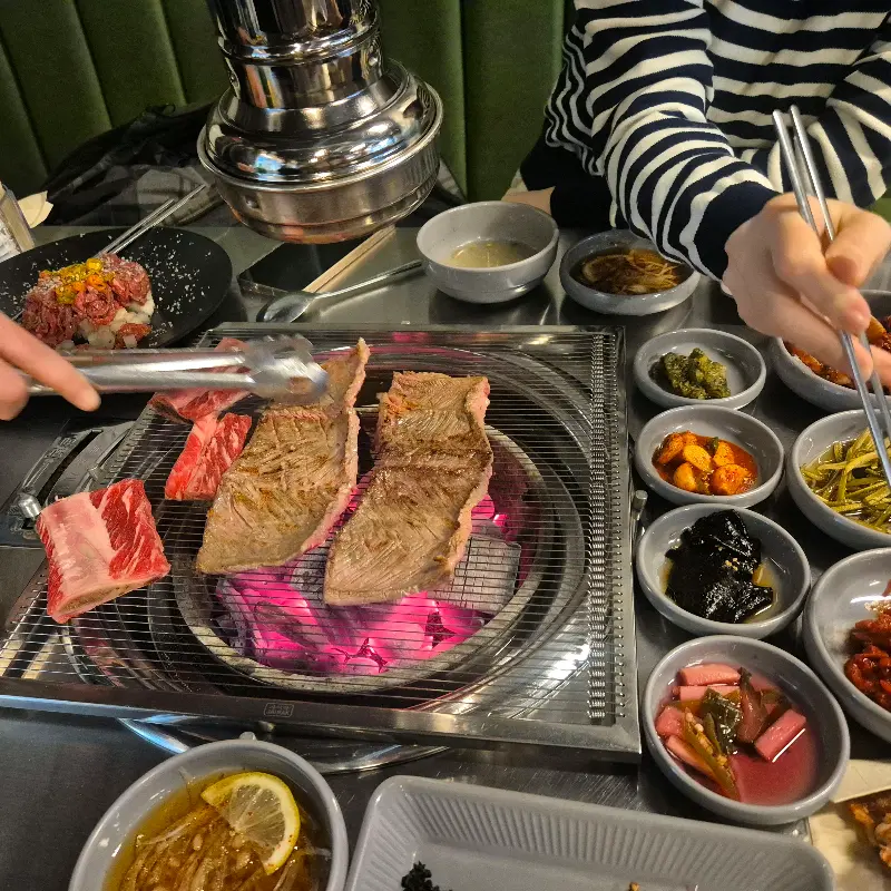 숯불 위에 구워지는 생갈비