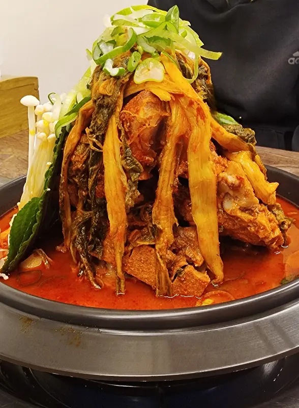 산처럼 쌓인 감자탕