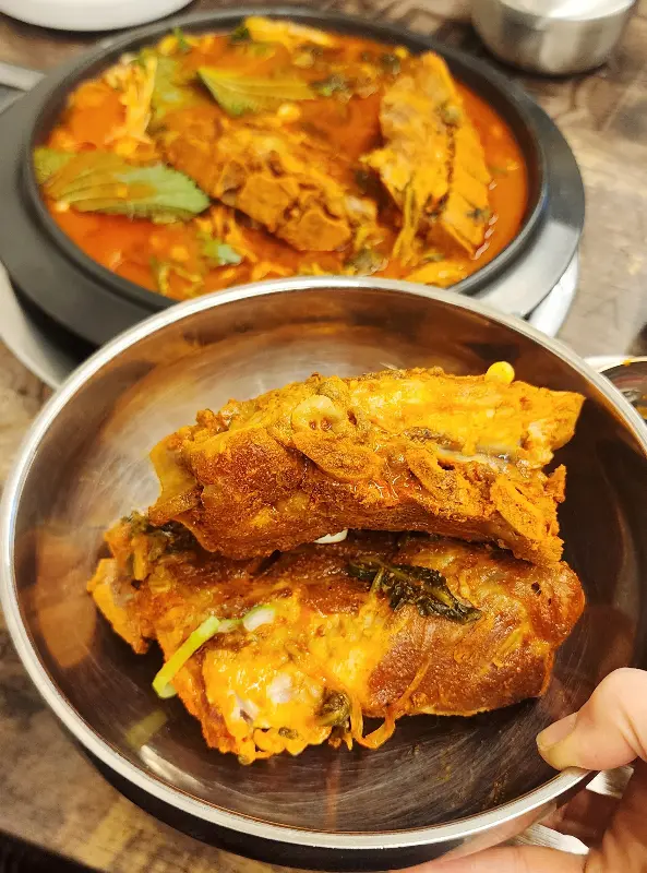 푸짐한 살코기가 인상적인 감자탕