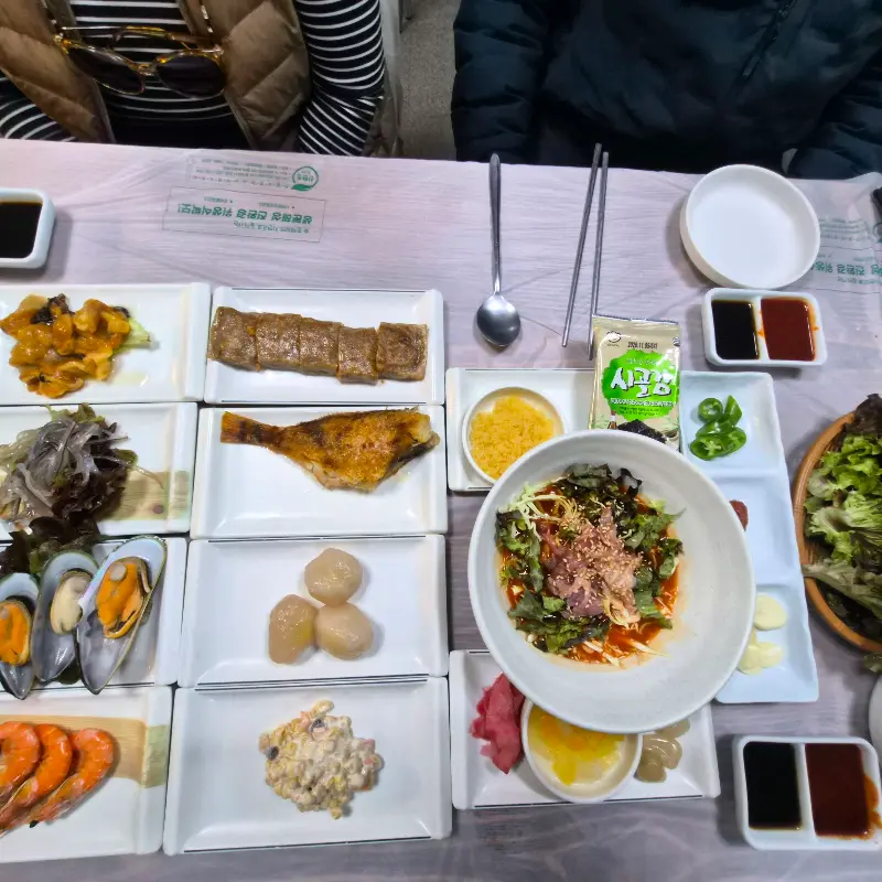 한 상 가득 차려진 음식