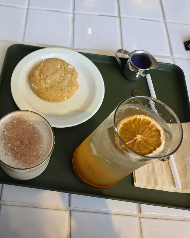 시그니처 라떼와 당근 케이크의 아름다운 조화