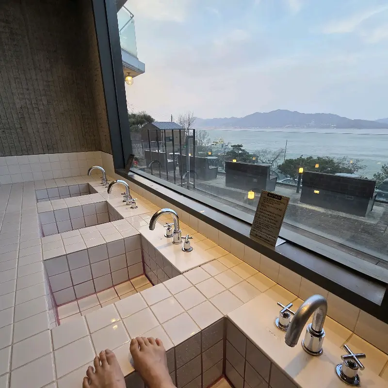 족욕을 즐기며 바라보는 서해 바다