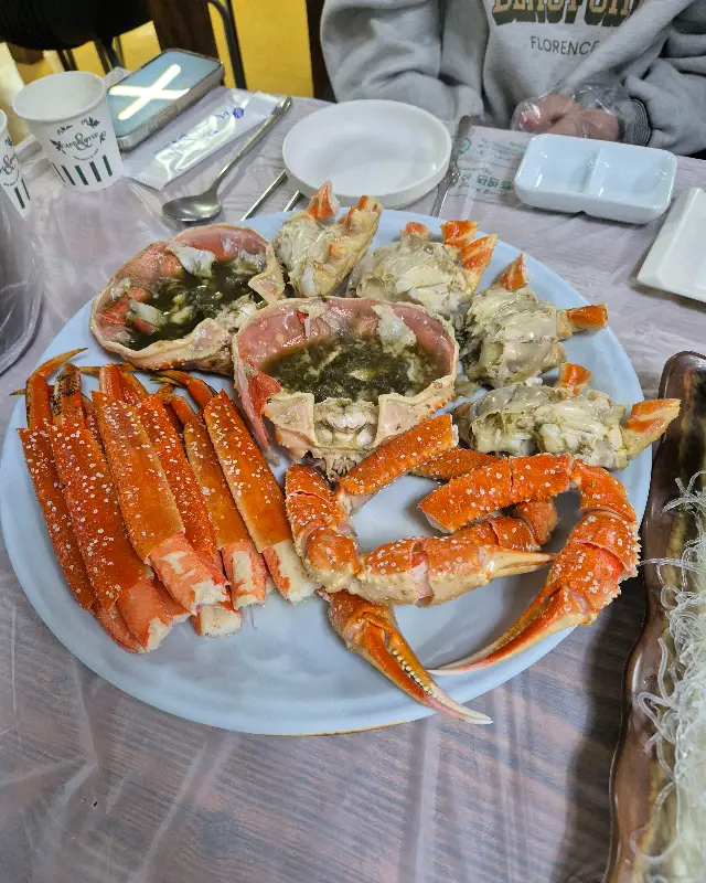 푸짐하게 차려진 대게 한 상