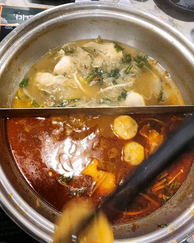 얼큰한 육수와 마라 육수