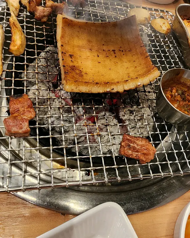 숯불 위에 구워지는 껍데기