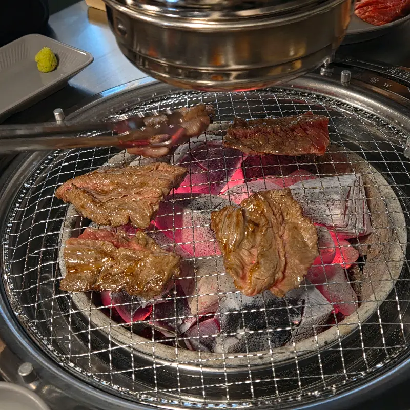 숯불에 구워지는 고기