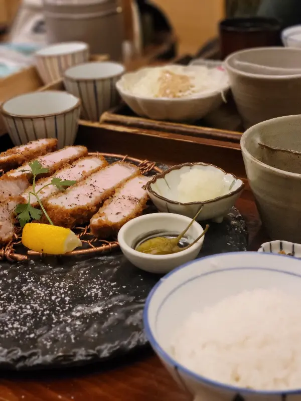 정갈하게 차려진 돈까스 한 상 차림