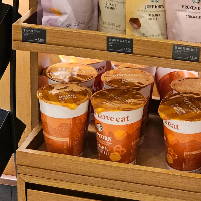 쇼케이스 속 카라멜 팝콘