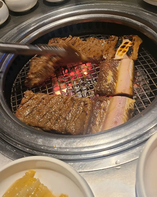 숯불 위에서 구워지는 마늘 왕갈비