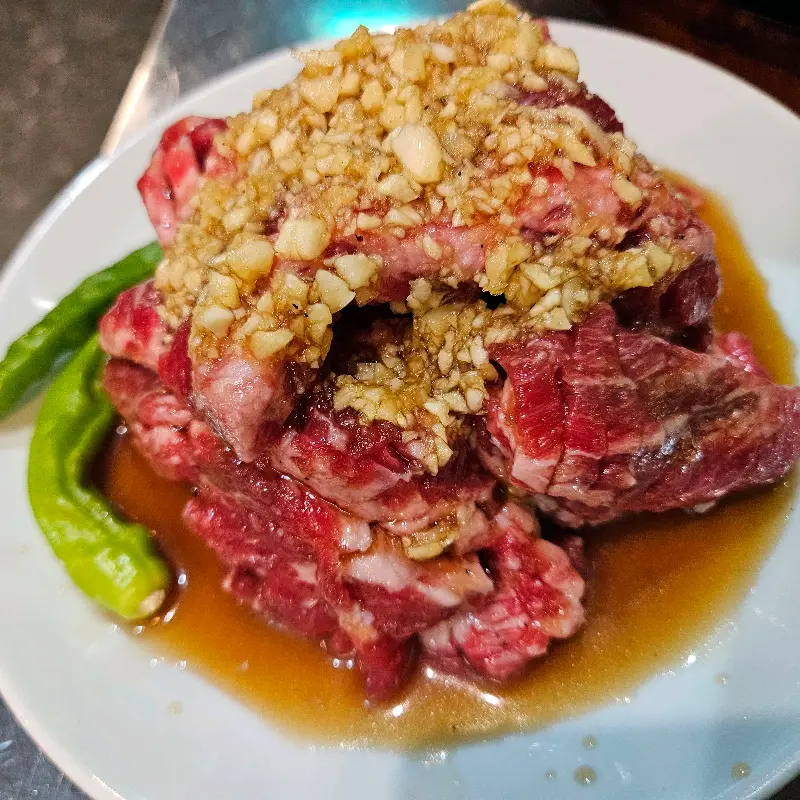 마늘 양념이 듬뿍 올라간 소갈비살