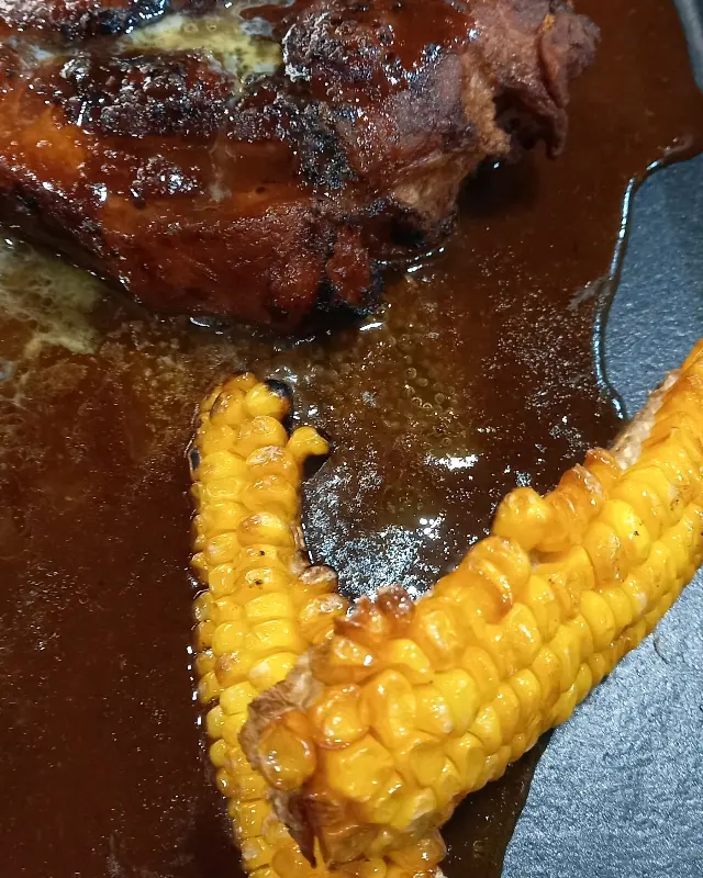 윤기가 흐르는 폭립과 콘