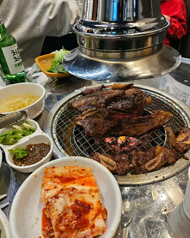 연탄불 위에서 익어가는 돼지갈비