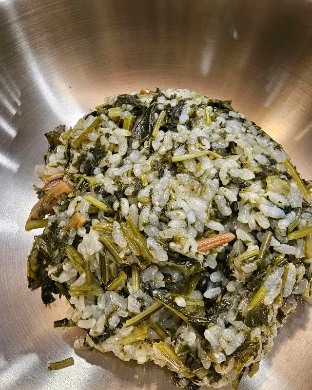 향긋한 산나물이 가득한 나물밥