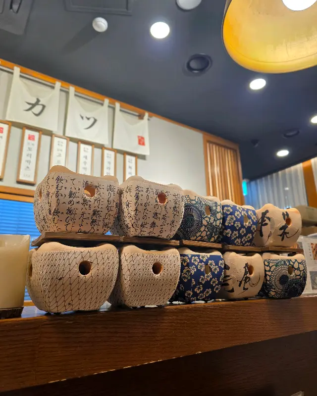 다양한 디자인의 컵들이 진열된 모습